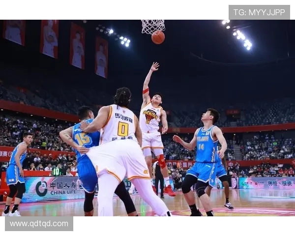 上海久事与深圳马可波罗激战正酣 聚焦两队巅峰对决的精彩瞬间