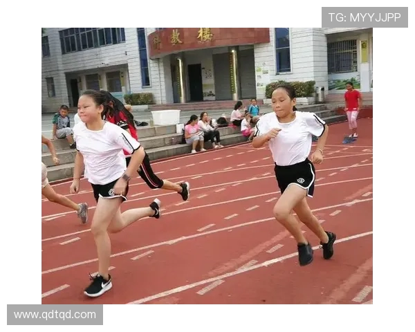 杨丽专访：从绿茵场到人生舞台的足球旅程回顾与展望