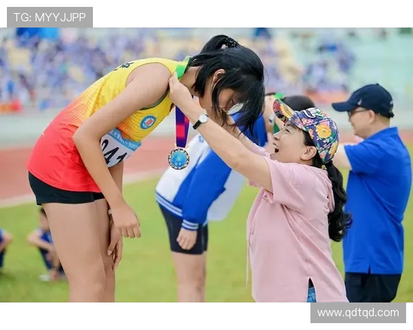 重庆街舞队在滑板精英赛中的逆袭之旅展现青春热血与团队精神